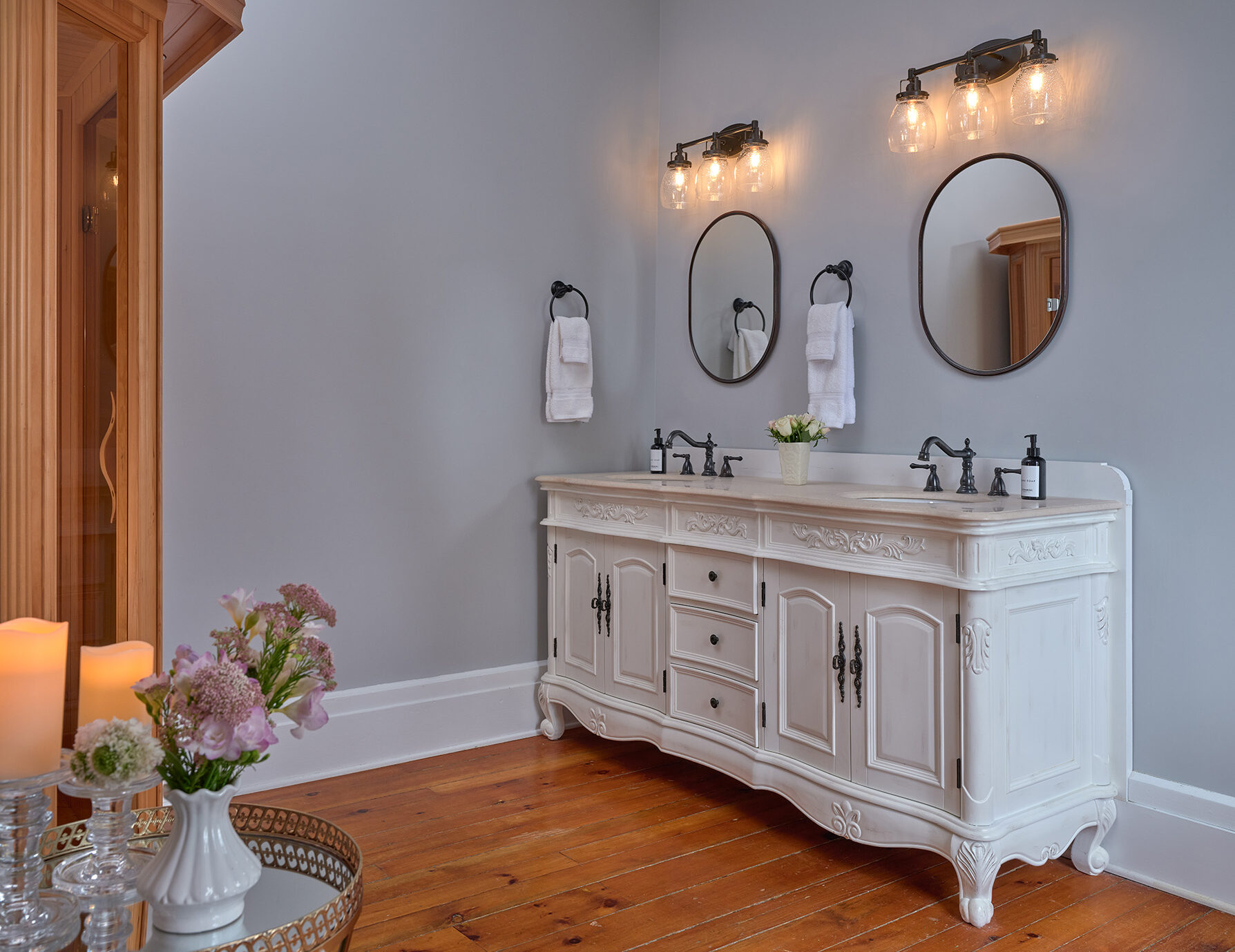 Deluxe double vanity in the Summer's Suite Upstate NY Inn